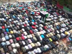 متظاهرون يؤدون صلاة الجمعة في مدينة القصير بمحافظة حمص