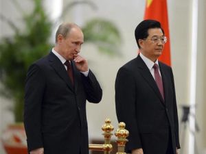 الرئيسان الصيني هو جين تاو والروسي فلاديمير بوتين في بكين 
