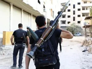اعضاء بالجيش السوري الحر في احدى ضواحي دمشق