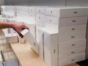 Get in the queue to get those iPad 2s while stocks last in the UAE.