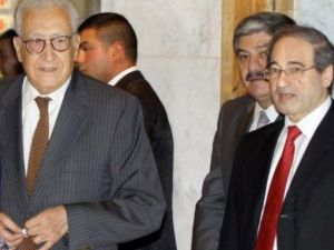 موفد الامم المتحدة وجامعة الدول العربية الخاص الاخضر الابراهيمي (يسار) مع نائب وزير الخارجية السوري فيصل المقداد
