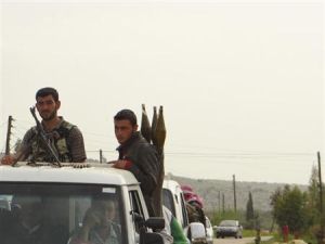 مقاتلان من الجيش السوري الحر على ظهر مركبة في ادلب