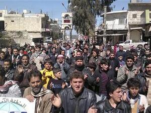 متظاهرون ضد الرئيس السوري بشار الاسد بالقرب من ادلب
