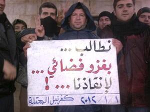 محتجون مناهضون للأسد في كفر نبل قرب إدلب 