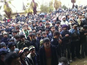محتجون يتظاهرون ضد الرئيس السوري بشار الاسد بالقرب من ادلب