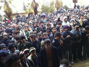 محتجون يتظاهرون ضد الرئيس السوري بشار الاسد بالقرب من ادلب