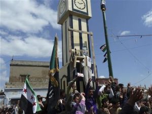 متظاهرون ينددون بالرئيس السوري بشار الاسد في كفر انبل بالقرب من ادلب
