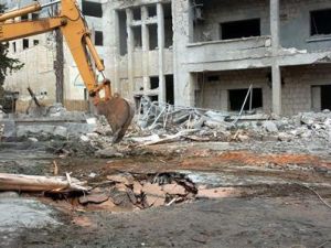 صورة من موقع انفجار قنبلتين بالقرب من مبان حكومية في ادلب يوم الاثنين