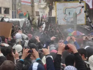 منشقون عن الجيش يتظاهرون مع محتجين في ادلب
