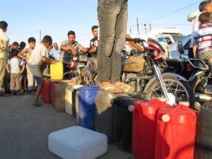 اناس يصطفون لشراء وقود قرب ادلب
