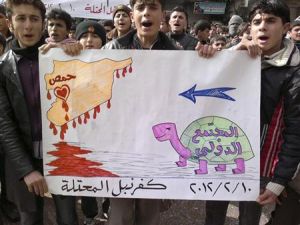 محتجون يرفعون لافتة خلال احتجاج في كفر نبل قرب ادلب 
