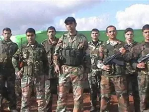 جنود انشقوا على الجيش للانضمام إلى الجيش السوري الحر في صورة جماعية التقطت لهم في ادلب يوم الخميس