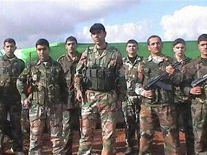 جنود انشقوا على الجيش للانضمام إلى الجيش السوري الحر في صورة جماعية التقطت لهم في ادلب يوم الخميس