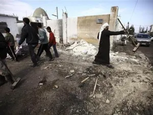 سكان ينظفون شوارع تعرضت للقصف بالقرب من ادلب 
