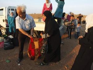 لاجئون سزريون يصلون الى نقطة حدودية غير رسمية مع تركيا عند محافظة ادلب بشمال سوريا