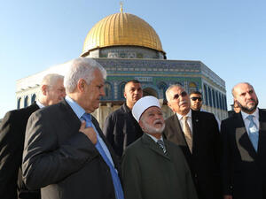 خلال زيارة البروفسور اوغلي للحرم القدسي الشريف