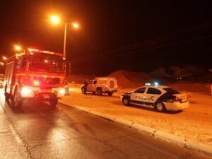 سيارات الاطفاء والشرطة في موقع سقوط الصاروخين الفترضين في ايلات 