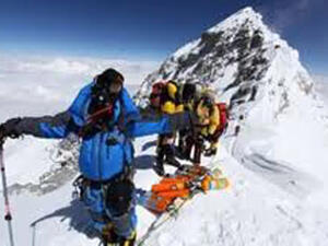 فوق قمة ثلجية