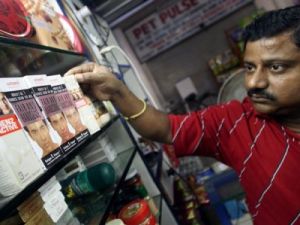 بائع يرتب منتجات تبييض البشرة في محله في نيودلهي
