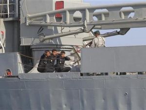جنود ايرانيون خلال تدريبات بحرية قرب مضيق هرمز

