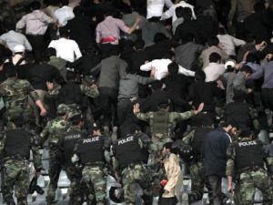 شرطة مكافحة الشغب الايرانية تخرج بالقوة متشددين من الباسيج من الملعب