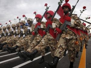 جنود ايرانيون يشاركون في عرض عسكري في طهران 