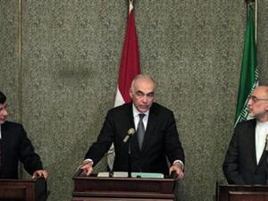 وزراء خارجية تركيا احمد داود أوغلو (يسارا) ومصر محمد كامل عمرو (في الوسط) وإيران علي أكبر صالحي في القاهرة
