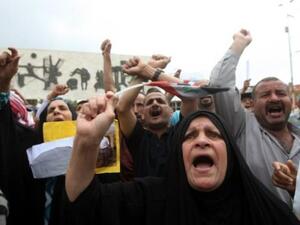 عراقيون يتظاهرون في ساحة (التحرير) 