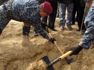 صورة من الارشيف لجنود عراقيين ينبشون موقعا لمقبرة جماعية في بعقوبة
