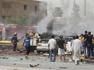 عراقيون في موقع هجوم بقنبلة في وسط بغداد
