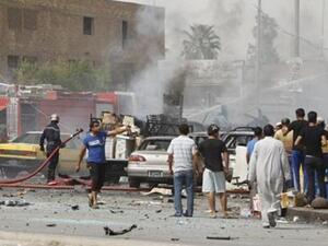عراقيون في موقع هجوم بقنبلة في وسط بغداد
