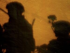 ظلال جنود اميركيين يقومون بدورية في العراق
