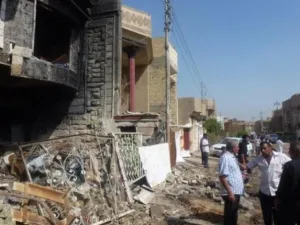 عراقيون يعاينون الاضرار بعد انفجار عبوة ناسفة
