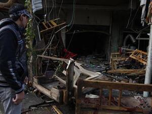 عراقي في موقع انفجار قنبلة ببغداد
