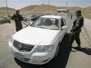 جنديان من قوات البشمرجية الكردية على نقطة تفتيش في كركوك 
