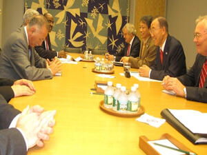 البرفسور اكمل احسان اوغلو خلال اجتماعه بالامين العام للامم المتحدة 