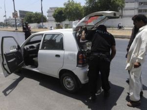 عناصر من الشرطة الباكستانية يفتشون سيارة بالقرب من السفارة الاميركية في اسلام اباد