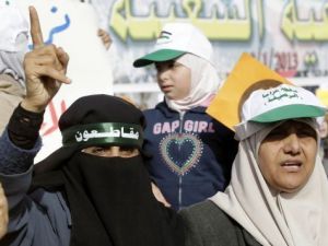 نساء خلال تظاهرة مؤيدة لحزب جبهة العمل الاسلامي الذي يقاطع الانتخابات