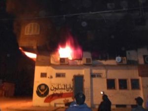 نيران تشتعل في مقر الاخوان المسلمين في الاسماعيلية الاربعاء