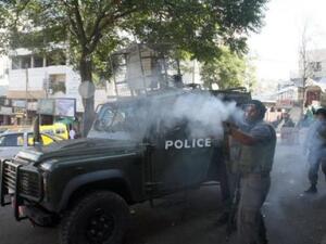 جنود اسرائيليون يطلقون الغاز المسيل للدموع لتفريق متظاهرين في الخليل 
