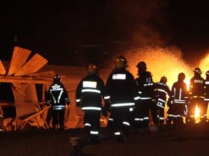 عمال اطفاء اسرائيليون يكافحون حريقا تسبب به انفجار احد الصواريخ