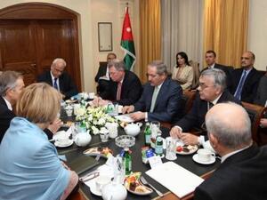 ممثلو اللجنة الرباعية بينهم رئيس الوزراء االبريطاني السابق توني بلير (وسط الى اليسار) في الاجتماع الاول بين المسؤولين الفلسطينيين والاسرائيليين في عمان 
