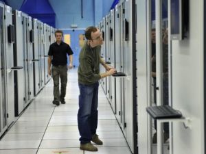 
عالمان يعملان على اجهزة كمبيوتر في المركز الاوروبي للابحاث النووية 