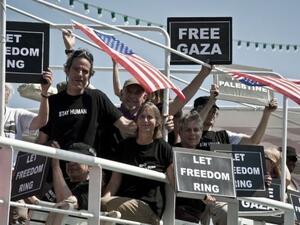 ركاب احدى السفن المشاركة في اسطول المساعدات الى غزة، يستعدون للانطلاق في مرفأ بيريوس 
