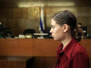 المجندة الاسرائيلية عنات كام لدى مثولها أمام محكمة في تل ابيب
