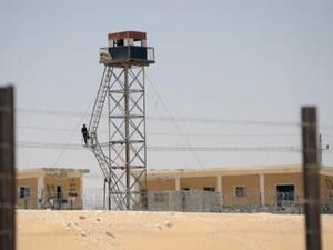 جندي مصري يقف على برج مراقبة عند الحدود مع اسرائيل
