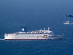 سفينة ومروحية حربية اسرائيليتان تبحران قرب سفينة ركاب قبالة ساحل حيفا
