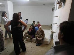 اسرائيليون في مخبأ تحت الارض بعد اطلاق صاروخ من قطاع غزة
