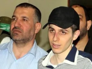الجعبري يظهر الى يسار جلعاد شاليط الجندي الاسرائيلي اثناء كان اسيرا في غزة
