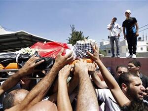 فلسطينيون يحملون جثمان يونس جحجوح خلال جنازته يوم الاثنين قرب رام الله